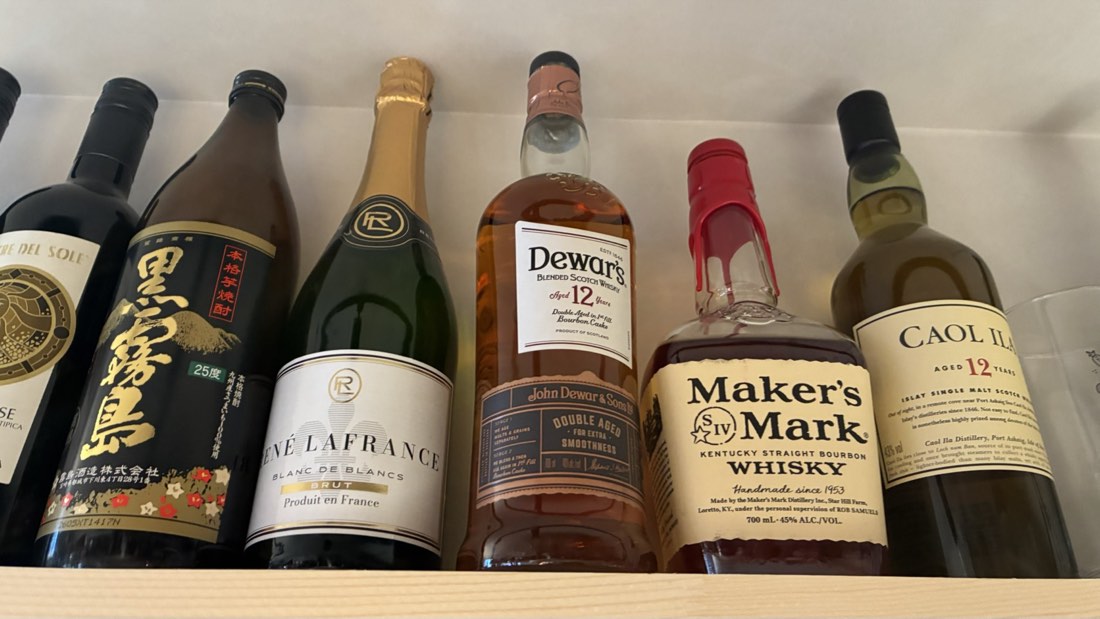 日本酒・焼酎・ワイン・ウイスキーが並ぶお酒の棚
