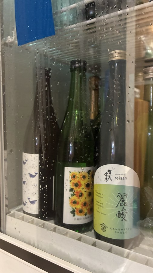 冷やして楽しむクラフトビールや果実のお酒の冷蔵ケース